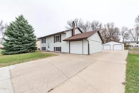63 Benteen Dr, Lincoln, ND 58504