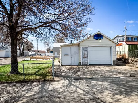 207 12th Ave NW, Mandan, ND 58554