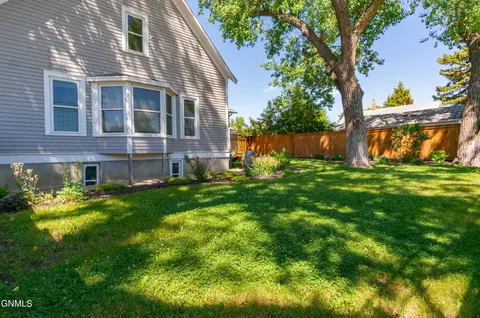 108 6th Ave E, Dickinson, ND 58601 photo 4