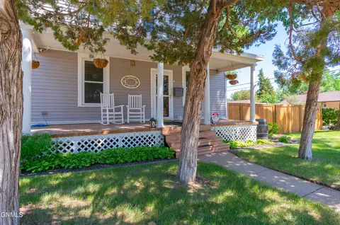 108 6th Ave E, Dickinson, ND 58601 photo 2