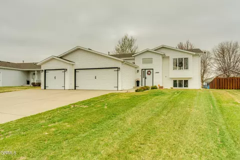 4443 Turnbow Ln, Bismarck, ND 58503