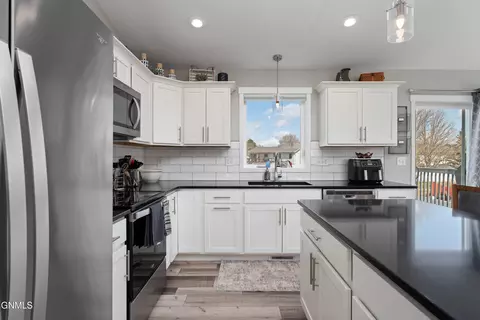 202 Rutland Dr, Bismarck, ND 58504