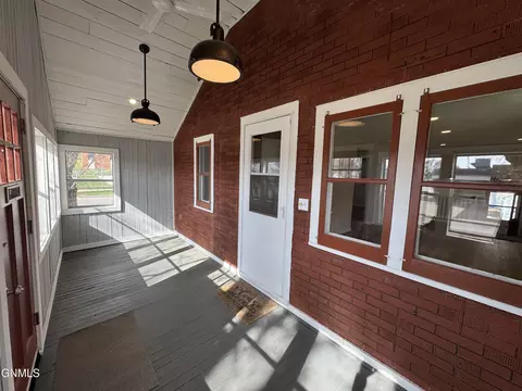 112 6th Ave NE, Mandan, ND 58554