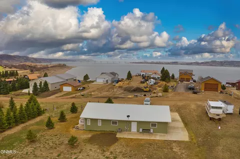 5 Bluebird Dr, New Town, ND 58763