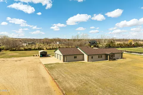 8646 Hogue Rd, Bismarck, ND 58503