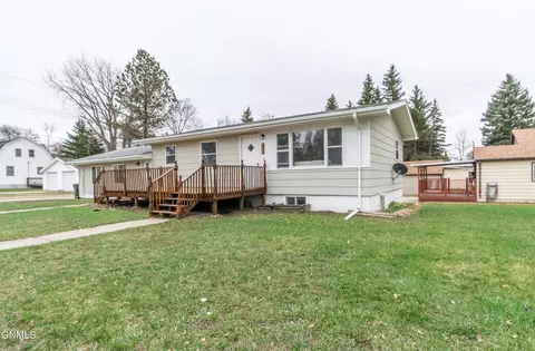107 2nd St E, Center, ND 58530