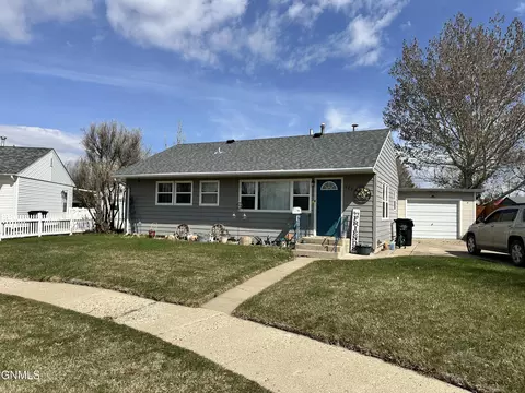 923 13th Ave W, Williston, ND 58801