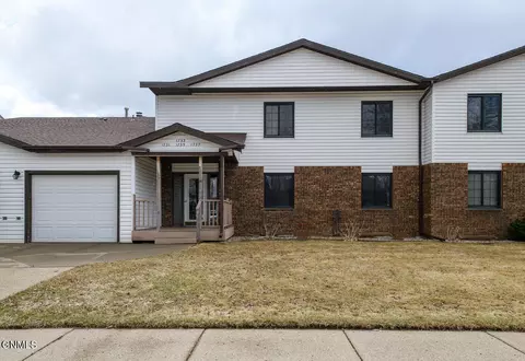 1737 N Grandview Ln, Bismarck, ND 58503