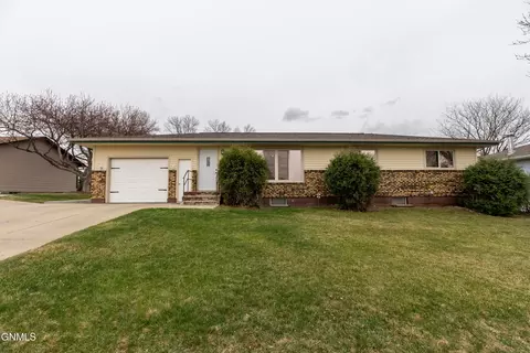 804 Johns Dr, Mandan, ND 58554