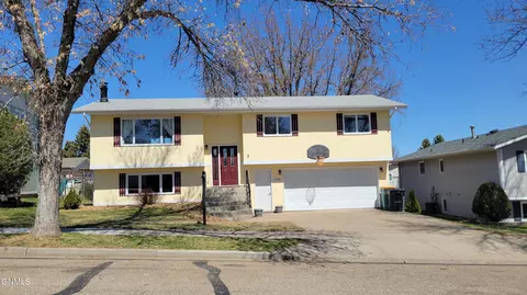 2238 Coolidge Ave, Bismarck, ND 58501