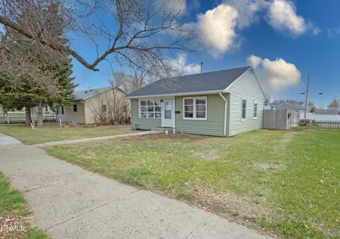 1307 10th St W, Williston, ND 58801 photo 3