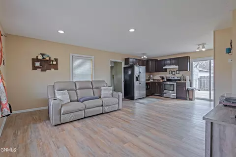 1307 10th St W, Williston, ND 58801 photo 4