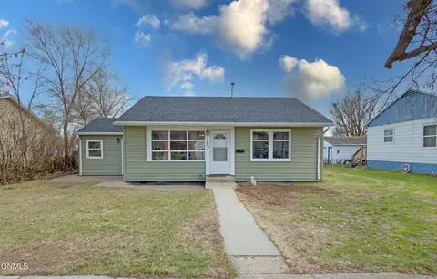 1307 10th St W, Williston, ND 58801 photo 2
