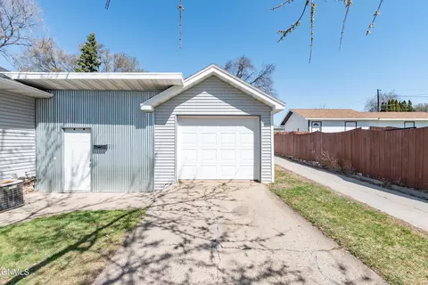 2104 E D Ave, Bismarck, ND 58501 photo 25