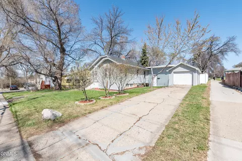 2104 E D Ave, Bismarck, ND 58501 photo 2