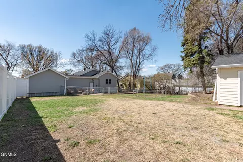 2104 E D Ave, Bismarck, ND 58501 photo 30