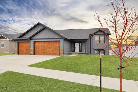 3018 28th Ave W, Williston, ND 58801 photo 1