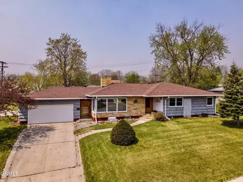 915 2nd Ave NW, Valley City, ND 58072