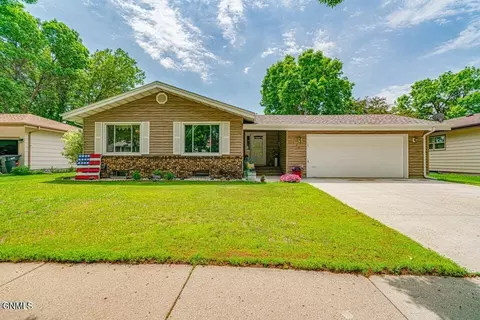 1673 Richmond Dr, Bismarck, ND 58504