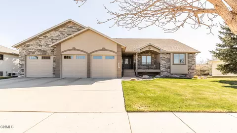 2807 Promontory Dr, Bismarck, ND 58503
