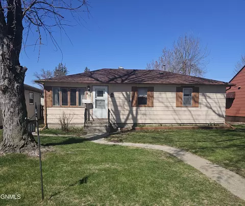 810 10th Ave SE, Jamestown, ND 58401