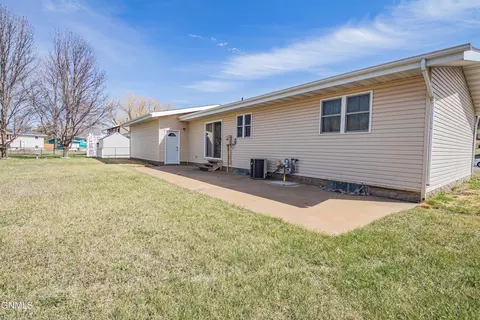 Exterior - 543 7th St E, Dickinson, ND 58601 photo 6 of 8