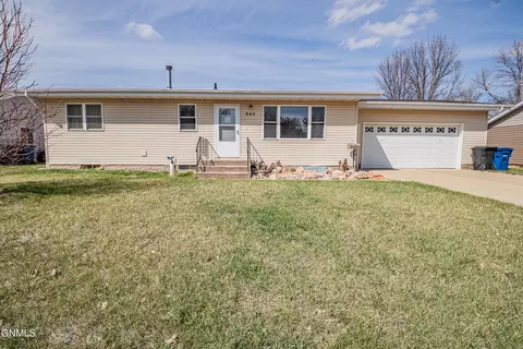 543 7th St E, Dickinson, ND 58601