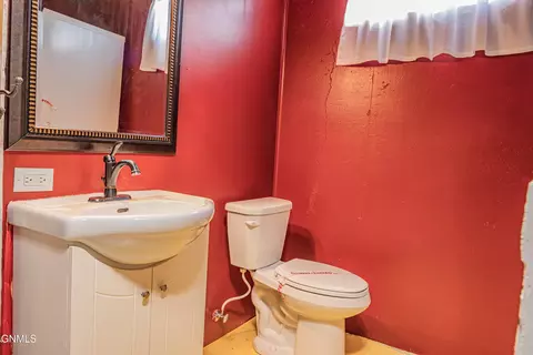 Bath - 543 7th St E, Dickinson, ND 58601 photo 3 of 4