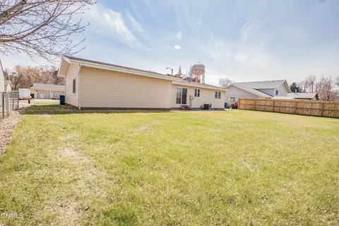 Exterior - 543 7th St E, Dickinson, ND 58601 photo 2 of 8