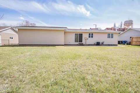 Exterior - 543 7th St E, Dickinson, ND 58601 photo 4 of 8