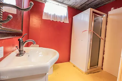 Bath - 543 7th St E, Dickinson, ND 58601 photo 4 of 4