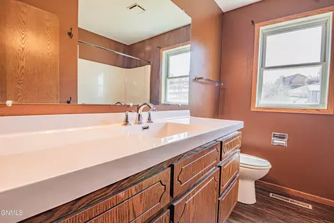 Bath - 543 7th St E, Dickinson, ND 58601 photo 2 of 4