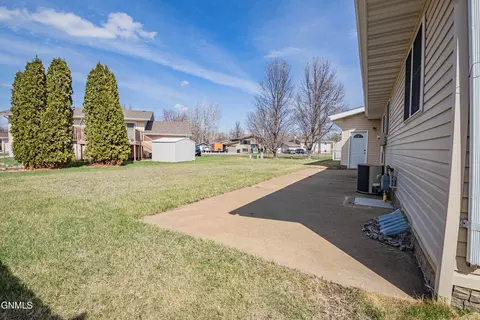 Exterior - 543 7th St E, Dickinson, ND 58601 photo 7 of 8