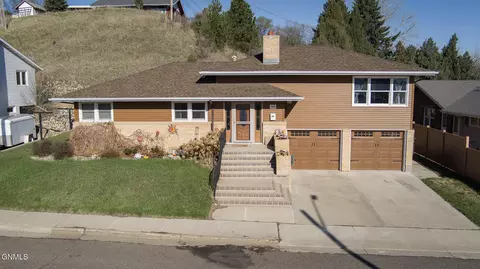 707 9th Ave NW, Mandan, ND 58554