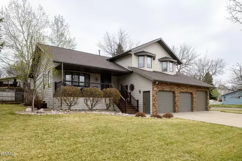 3001 Homestead Dr, Bismarck, ND 58503