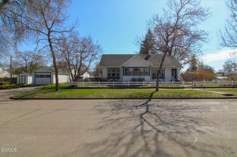 803 N 11th St, Bismarck, ND 58501