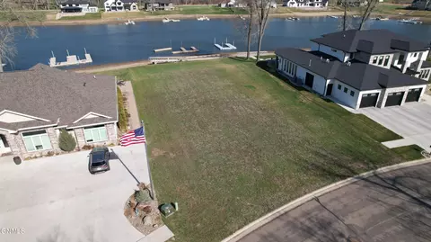2819 Shoreline Cir, Bismarck, ND 58504
