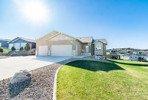 1616 Plains Bnd SE, Mandan, ND 58554