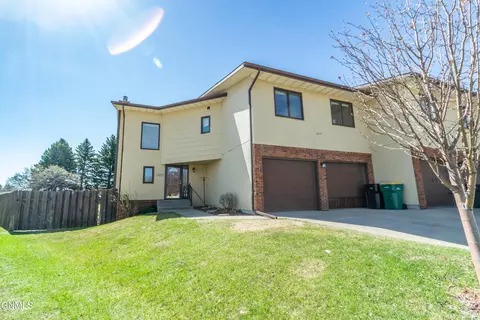 1837 S Grandview Ln, Bismarck, ND 58503