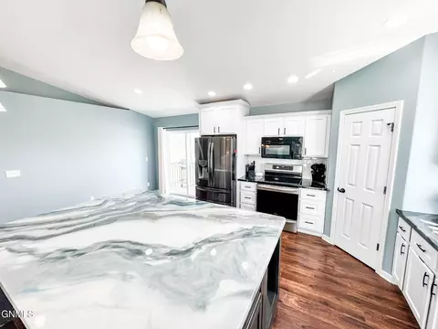 2502 12th Ave W, Williston, ND 58801 photo 23