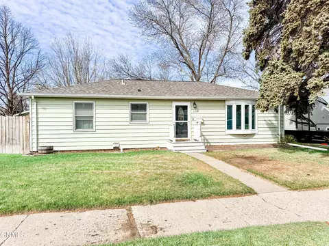 605 15th Ave W, Williston, ND 58801