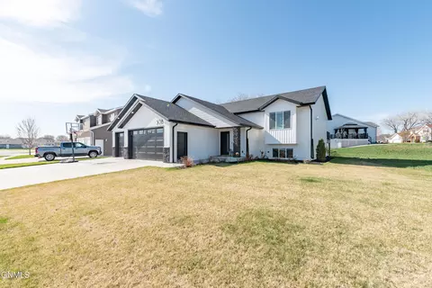 508 Live Oak Ln, Bismarck, ND 58504