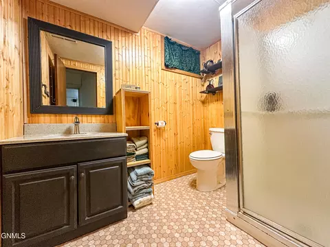 Bath - 206 2nd St NE, Steele, ND 58482 photo 11 of 13