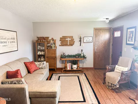 Living - 206 2nd St NE, Steele, ND 58482 photo 2 of 8