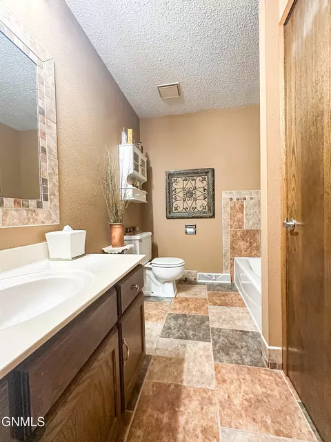 Bath - 206 2nd St NE, Steele, ND 58482 photo 7 of 13