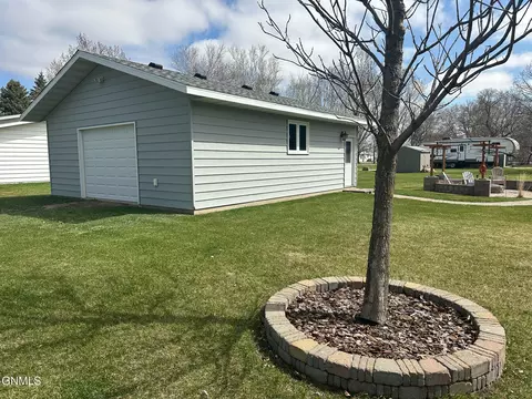 Exterior - 206 2nd St NE, Steele, ND 58482 photo 4 of 19