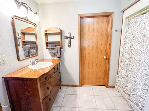 Bath - 206 2nd St NE, Steele, ND 58482 photo 3 of 13