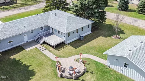 Exterior - 206 2nd St NE, Steele, ND 58482 photo 1 of 19