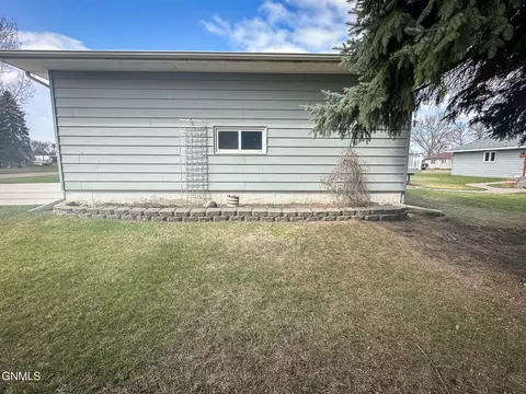 Exterior - 206 2nd St NE, Steele, ND 58482 photo 12 of 19