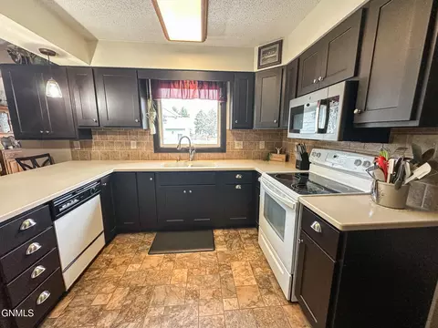 Kitchen - 206 2nd St NE, Steele, ND 58482 photo 4 of 5